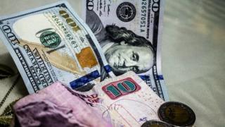 عملات ورقية للجنيه المصري والدولار الأمريكي