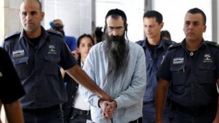 Yishai Schlissel (C) is escorted to sentencing hearing (26/06/2016)