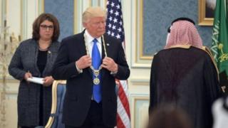 Эр-Рияд Трампка жогорку мамлекеттик сыйлык - падыша Абдель-Азиздин орденин берди.