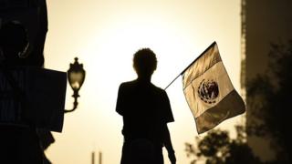 Hombre con bandera de México.