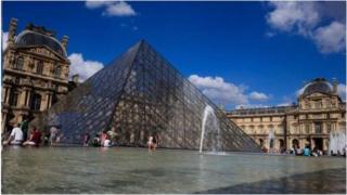 Mu kwezi kwa kabiri, umusirikare w'umufaransa yari acungereye umutekano i Louvre, mu gisagara ca Paris yararashe uwikekwa kugira igitero