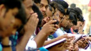 চাকরির বাজার কঠিন। তাই ভবিষ্যত নিয়ে দুশ্চিন্তা ছাত্রদের চোখে-মুখে।