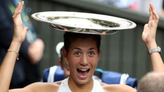 Muguruza con el plato de campeona