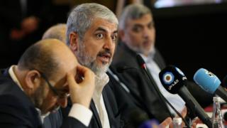 رهبر در تبعید حماس، خالد مشعل، هنگام اعلام اساسنامه جدید در دوحه قطر، اول ماه می ۲۰۱۷