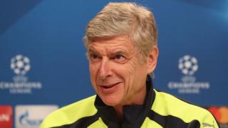 Arsène Wenger, l'entraineur français d'Arsenal, maintient le flou sur son avenir à la tête du club anglais