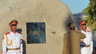 Raúl Castro frente a la urna de su hermano Fidel