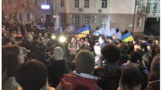 Біля суду зібрався натовп. Люди протестують проти затягування справи Романа Насірова