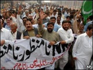 Pakistani protesters against NRO - 2009
