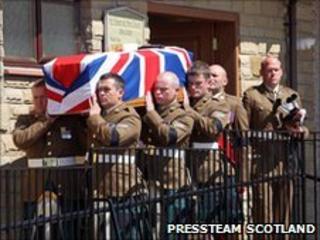 Members of Pte Murray's squadron carry his coffin into church