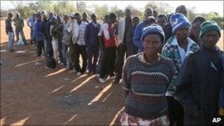 Zimbabweans queuing to enter South Africa (file photo)