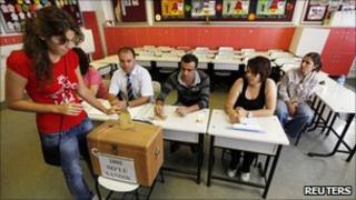 Woman voting in Istanbul - 12 September 2010