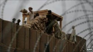 Afghan labourers help reinforce a US base in Kandahar (5 August 2010)