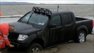 Stranded 4X4 rescued from mud at Burnham-on-Sea