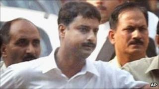 Convict Santosh Singh (centre)