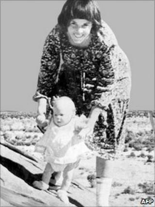 Lindy Chamberlain with Azaria at Uluru, Australia (August 1980)