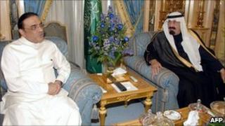 File picture from November 2008 shows Saudi King Abdullah (R) meeting Pakistani President Asif Ali Zardari in Riyadh