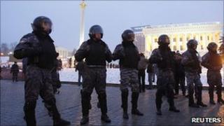 Police cordon in Kiev, 3 Dec 10