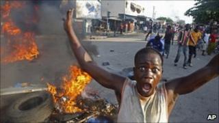Youths burning tyres in Abidjan