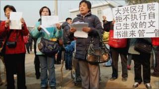 Protesters outside Wu Yuren's trial