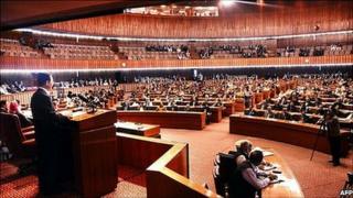 Wen Jiabao (l) speaks to Pakistan's parliament, 19 December 2010