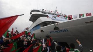 Crowds greet Mavi Marmara in Istanbul, 26/12