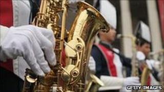 A marching band reherses