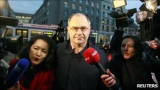 Reporters surround former Swiss private banker Rudolf Elmer at the regional court in Zurich (19 Jan 2011)