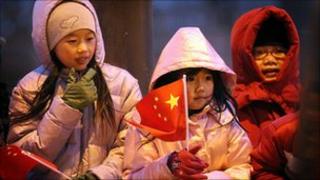 A woman and two young girls wait to see President Hu Jintao in Chicago on 20 Jan 2011