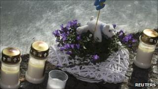 Candles by Knut's enclosure