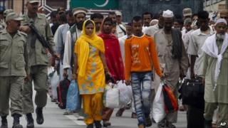 Pakistani paramilitary troops escort freed Pakistani prisoners on Monday