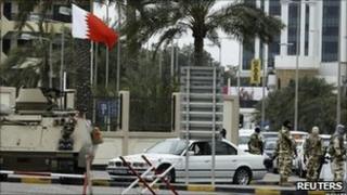 Troops guard the entrance to the Salmaniya Medical Centre in Manama (18 March 2011)
