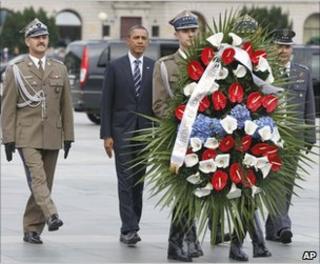 US President Barack Obama, accompanied by Polish officers, lays a wreath at the Tomb of the Unknown Soldier in Warsaw, 27 May