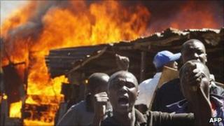 Residents of the Mathare slum in Nairobi shout at protesters during clashes between two rival groups (1 January 2008)