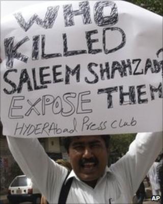A Pakistani journalist in Hyderabad protests against Mr Shahzad killing, 1 June 2011