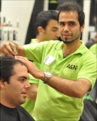 Nabi Salehi cutting someone's hair during the record attempt