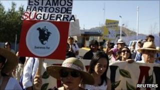 Protesters in El Paso, Texas hold a banner saying "We are tired of your war" (11 June 2011)