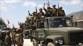Syrian soldiers stand inside lorries near the town of Jisr al-Shughour (11 June 2011)