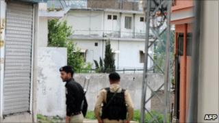 Pakistani soldiers standing guard in Abbottabad, near Bin Laden's final hideout (11 May 2011)
