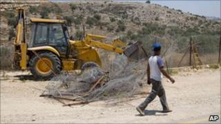 Tractor removes fence near Bilin (26/06/11)