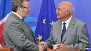 Icelandic Foreign Minister Ossur Skarphedinsson (L) shakes hands with EU representative Janos Martonyi in Brussels, 27 June