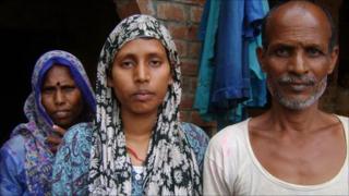 Sarika (centre) with her parents