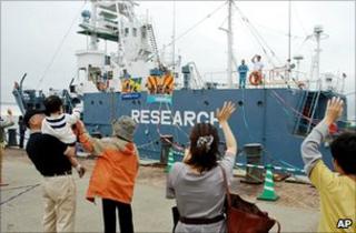 "Research" whaling vessel leaving port