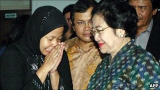 Indonesian presidential candidate Megawati Sukarnoputri (R) visits Prita Mulyasari (L) at a woman's penitentiary in Tangerang on June 3, 2009
