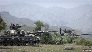 Pakistani tanks on the Afghan border (July 2011)