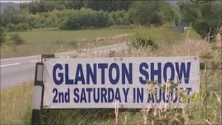 Glanton Show sign