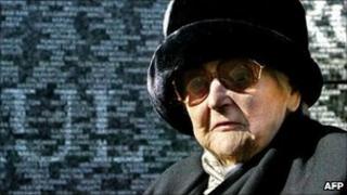 Nancy Wake in front of the Australian war memorial in Hyde Park Corner, London (2004)