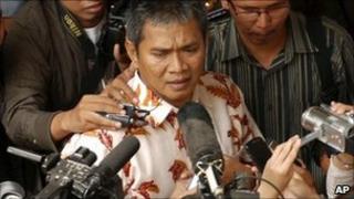 Member of Ahmadiyah sect Deden Sudjana, centre, speaks to the press after his trial at a district court in Serang, Banten, Indonesia, Monday, Aug. 15, 2011
