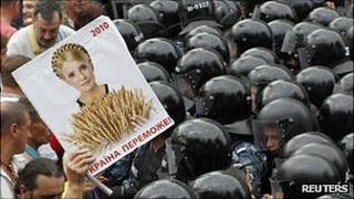 Supporters of Yulia Tymoshenko meet wall of riot police