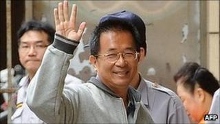 Former Taiwan president Chen Shui-bian waves as he arrives at the Taiwan High Court in Taipei (August 2011)