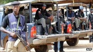 Policemen stand guard at the police headquarters in Jos (March 2010)